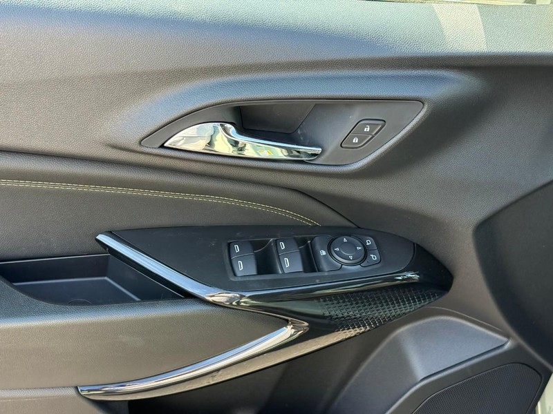 Chevrolet Trax Vehicle Full-screen Gallery Image 11