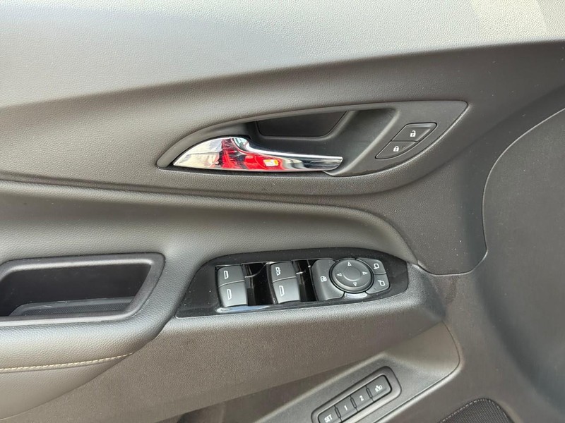 Chevrolet Equinox Vehicle Full-screen Gallery Image 16