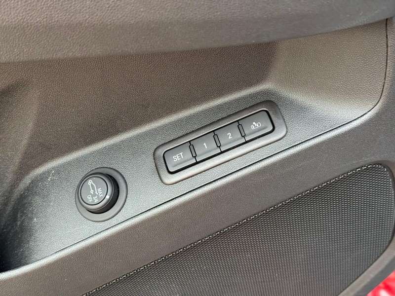 Chevrolet Equinox Vehicle Full-screen Gallery Image 17