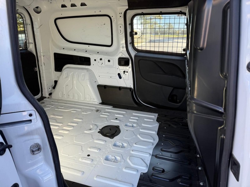 Ram ProMaster City Cargo Van Vehicle Full-screen Gallery Image 8