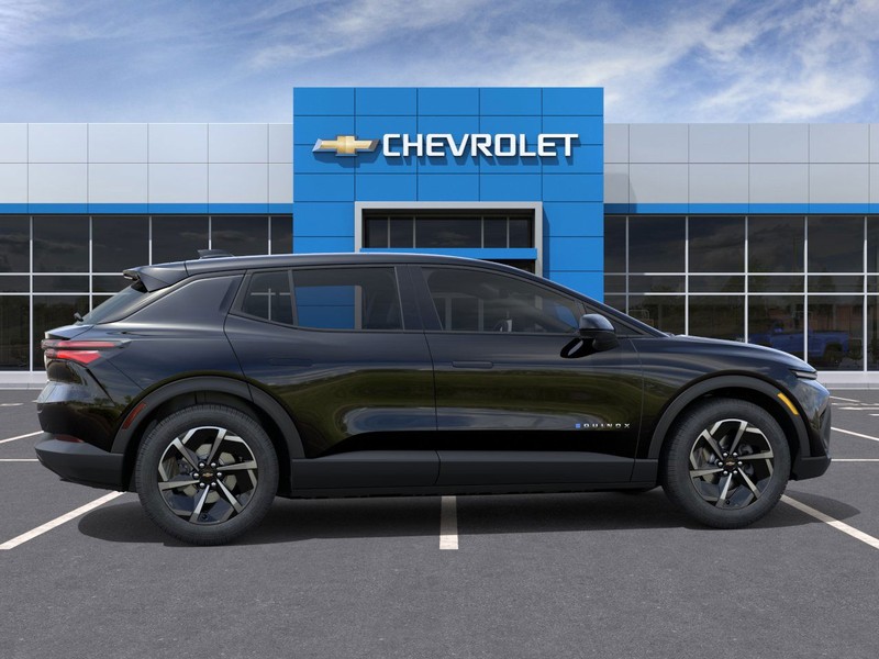 Chevrolet Equinox EV Vehicle Full-screen Gallery Image 5