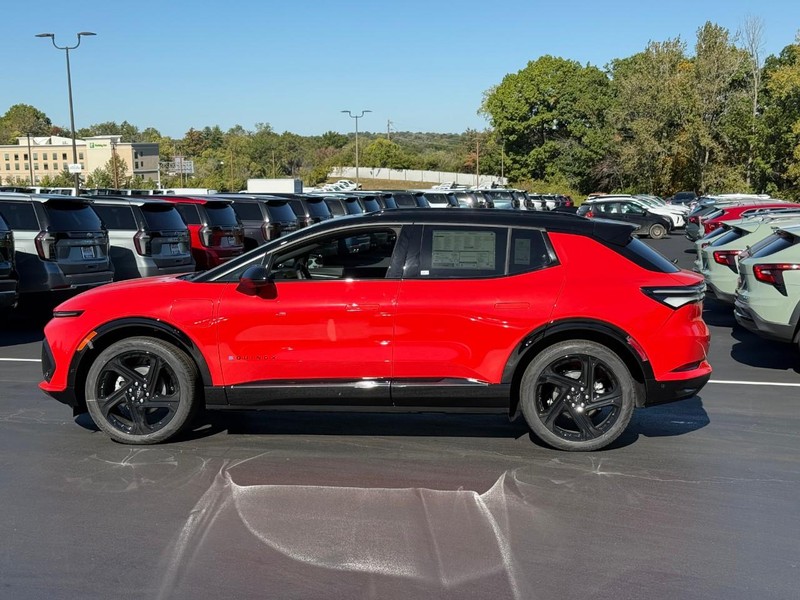 Chevrolet Equinox EV Vehicle Full-screen Gallery Image 2