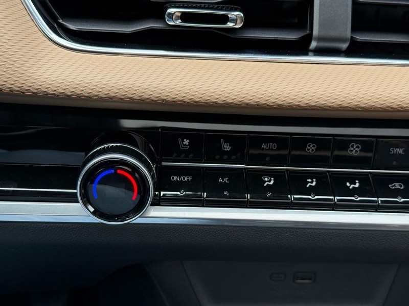 Chevrolet Equinox Vehicle Full-screen Gallery Image 16