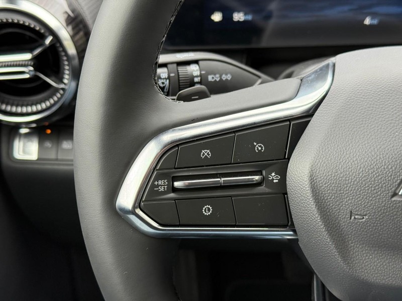 Chevrolet Equinox Vehicle Full-screen Gallery Image 12