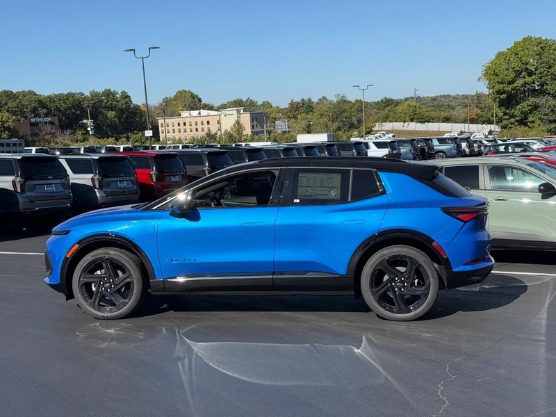 Chevrolet Equinox EV Vehicle Full-screen Gallery Image 2