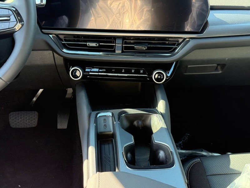 Chevrolet Equinox EV Vehicle Full-screen Gallery Image 10