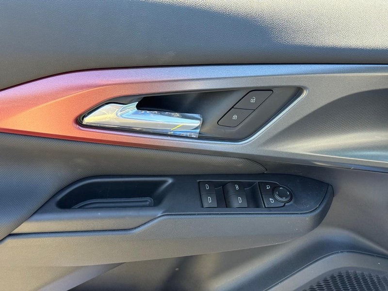 Chevrolet Equinox EV Vehicle Full-screen Gallery Image 11