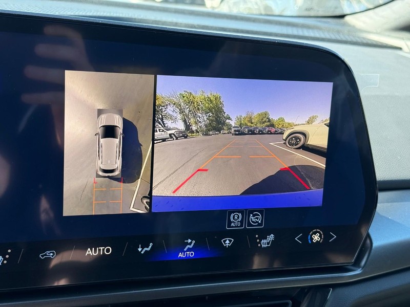 Chevrolet Equinox EV Vehicle Full-screen Gallery Image 15