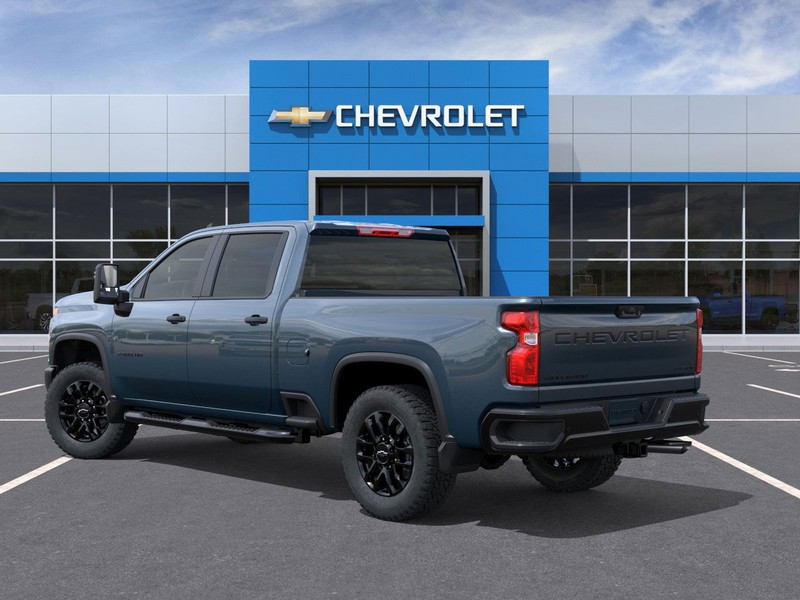 Chevrolet Silverado 2500HD Vehicle Full-screen Gallery Image 3