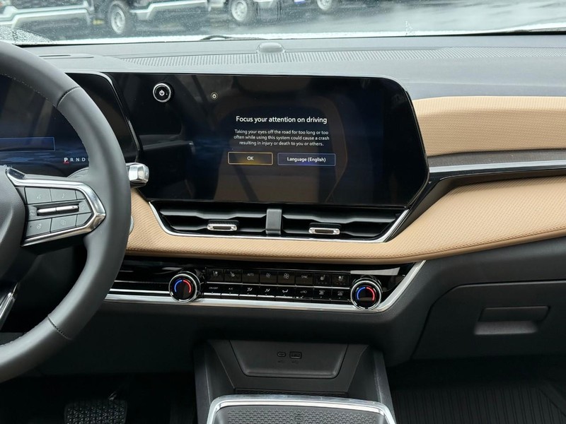 Chevrolet Equinox Vehicle Full-screen Gallery Image 10