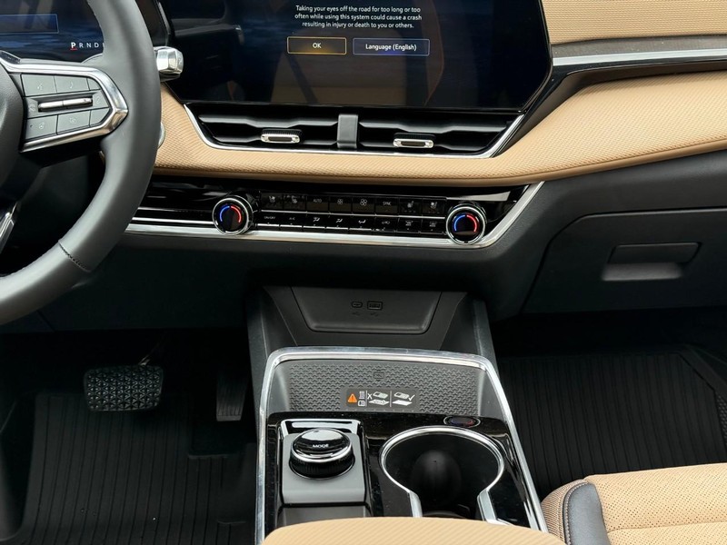 Chevrolet Equinox Vehicle Full-screen Gallery Image 11