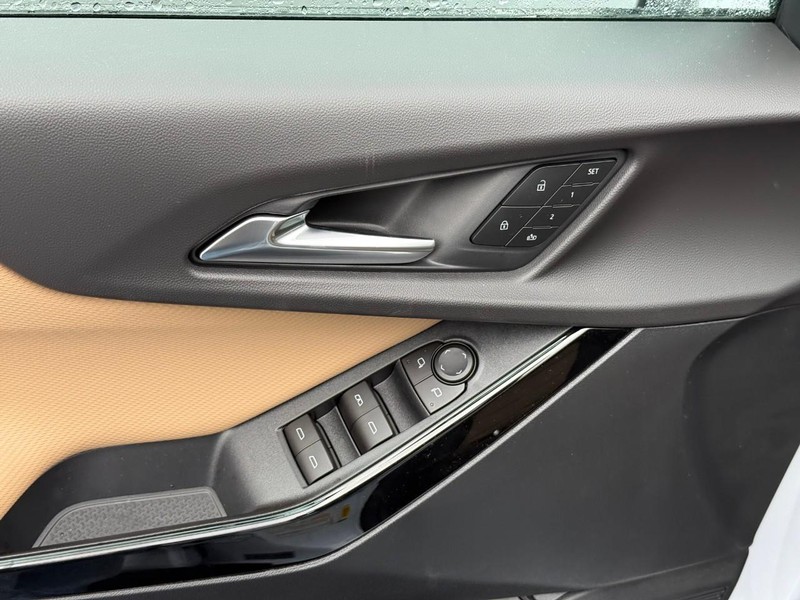 Chevrolet Equinox Vehicle Full-screen Gallery Image 12