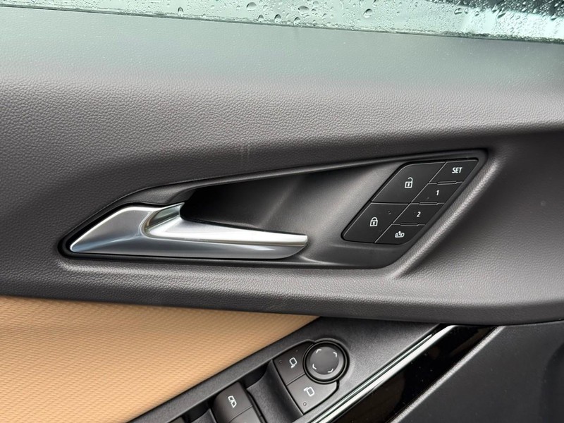 Chevrolet Equinox Vehicle Full-screen Gallery Image 13