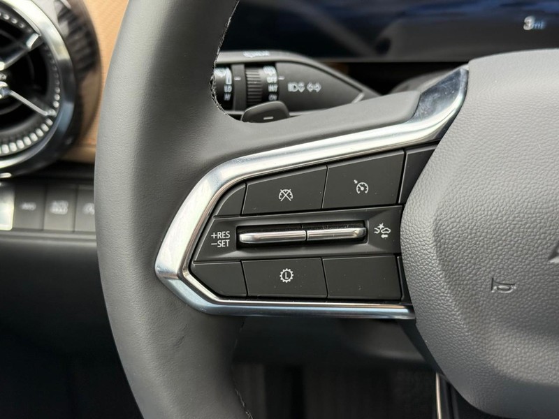 Chevrolet Equinox Vehicle Full-screen Gallery Image 16