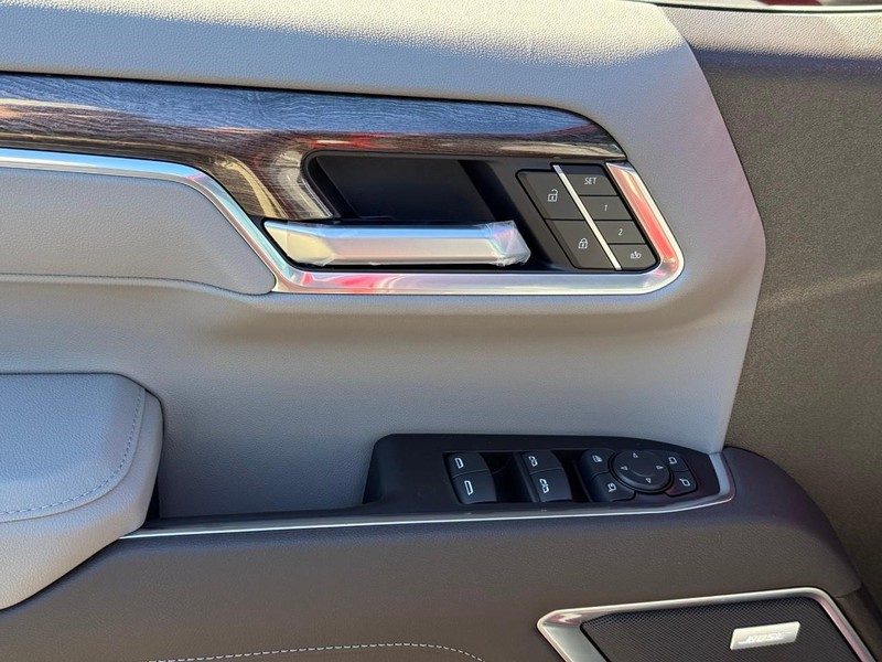 Chevrolet Silverado 1500 Vehicle Full-screen Gallery Image 10