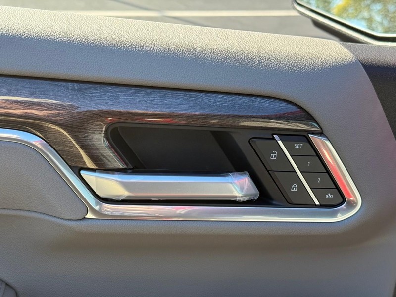 Chevrolet Silverado 1500 Vehicle Full-screen Gallery Image 11