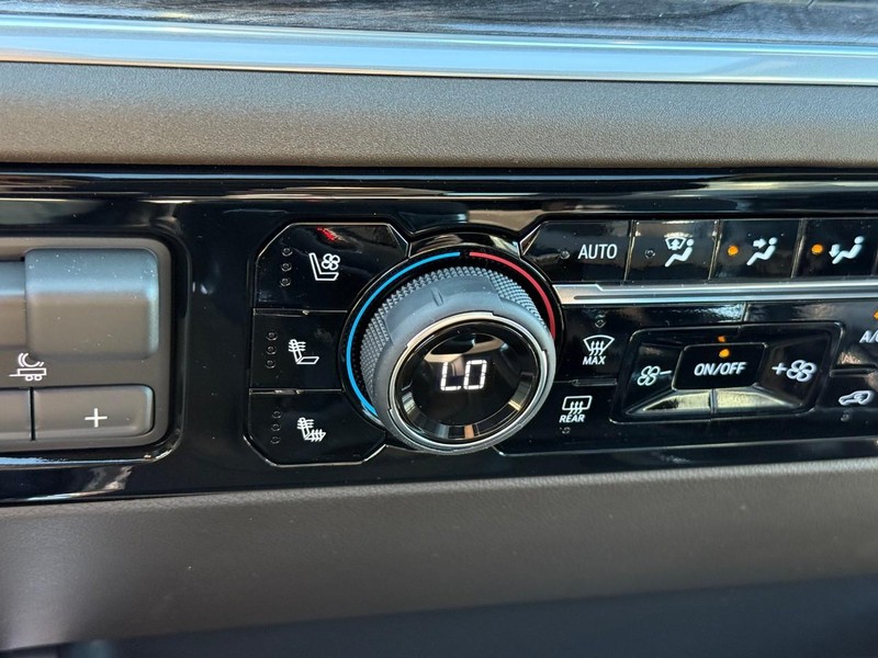 Chevrolet Silverado 1500 Vehicle Full-screen Gallery Image 15