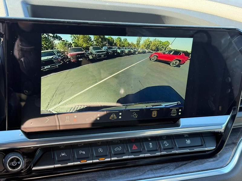 Chevrolet Silverado 1500 Vehicle Full-screen Gallery Image 16