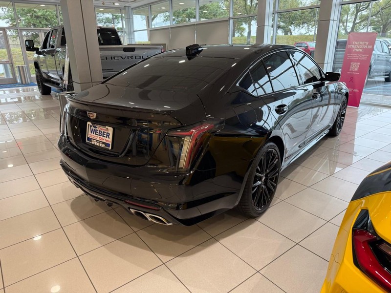 Cadillac CT5-V Vehicle Full-screen Gallery Image 3