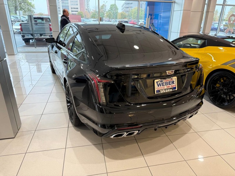 Cadillac CT5-V Vehicle Full-screen Gallery Image 4