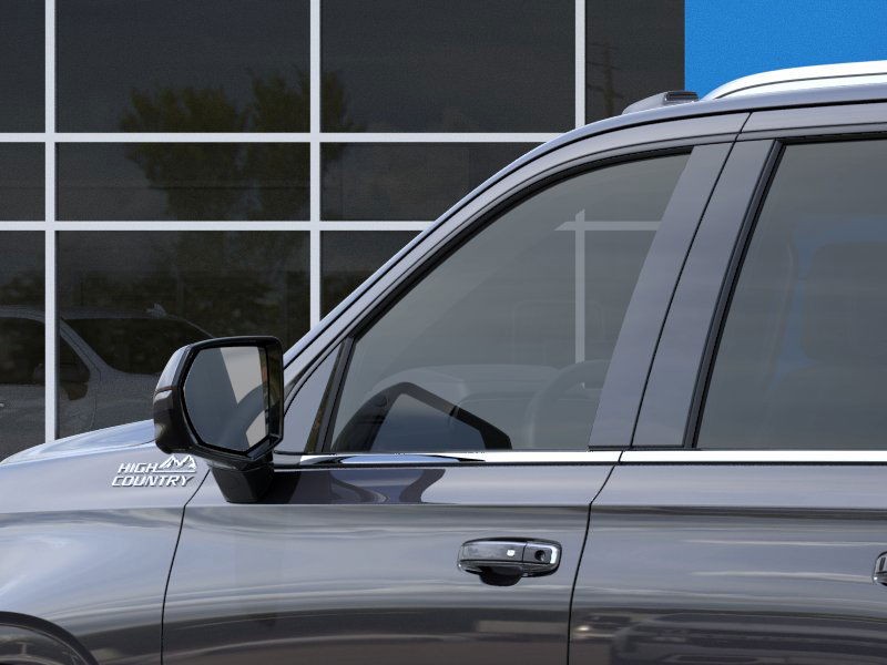 Chevrolet Suburban Vehicle Full-screen Gallery Image 12