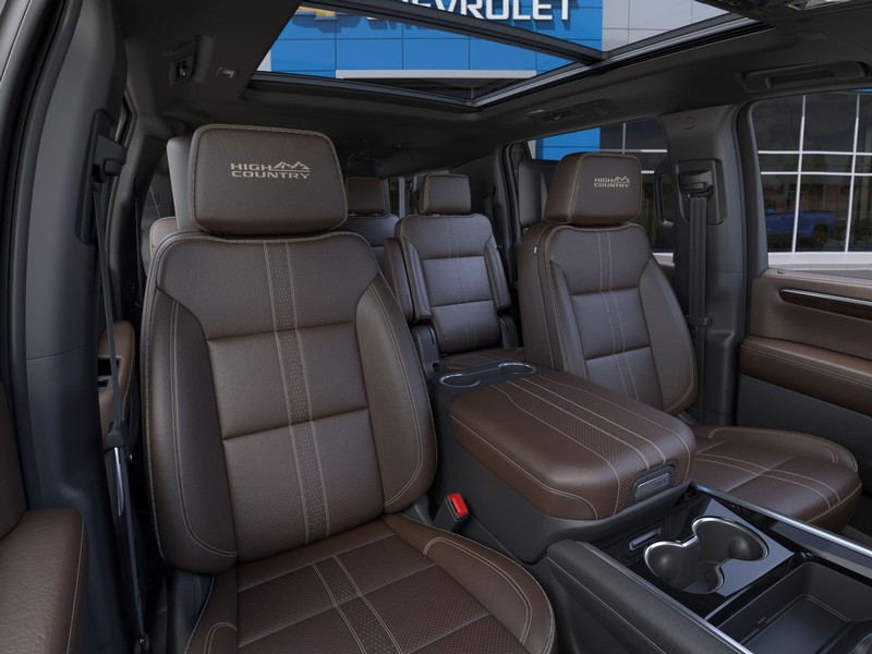 Chevrolet Suburban Vehicle Full-screen Gallery Image 16