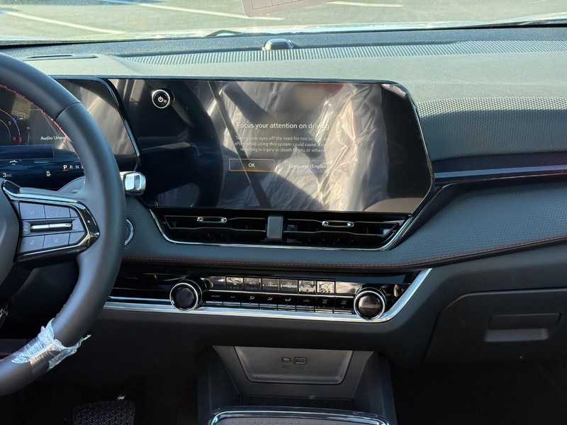 Chevrolet Equinox Vehicle Full-screen Gallery Image 9