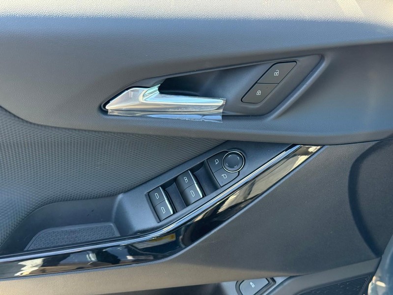 Chevrolet Equinox Vehicle Full-screen Gallery Image 11