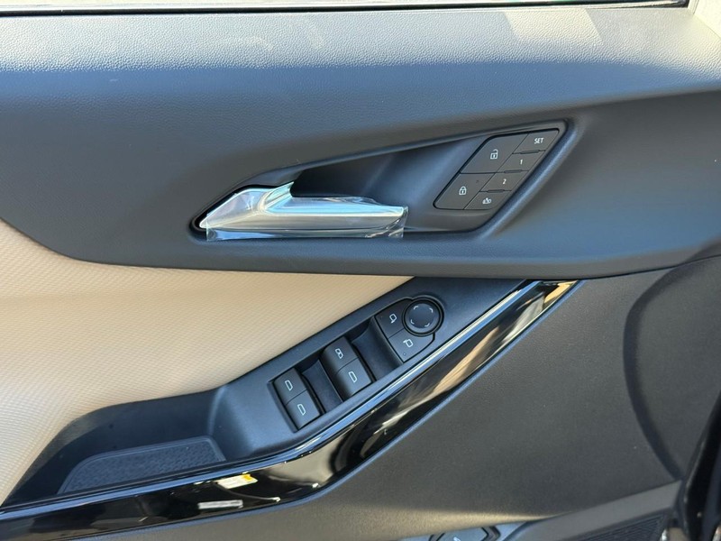 Chevrolet Equinox Vehicle Full-screen Gallery Image 11