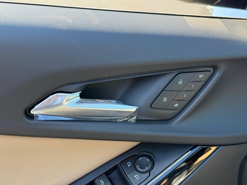 Chevrolet Equinox Vehicle Full-screen Gallery Image 12