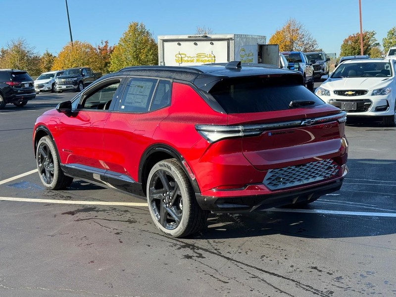 Chevrolet Equinox EV Vehicle Full-screen Gallery Image 3