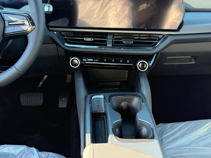 Chevrolet Equinox EV Vehicle Full-screen Gallery Image 10