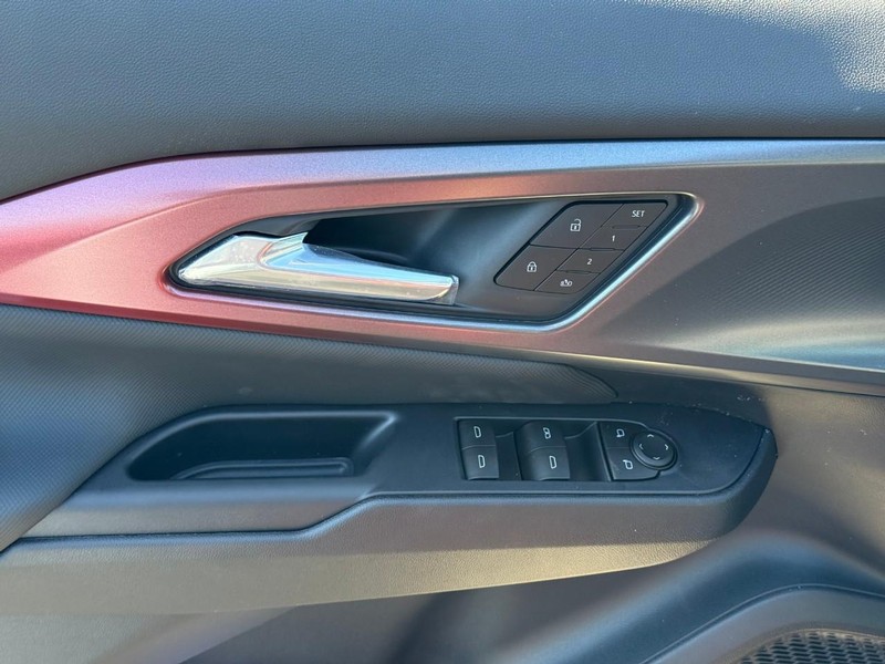 Chevrolet Equinox EV Vehicle Full-screen Gallery Image 11