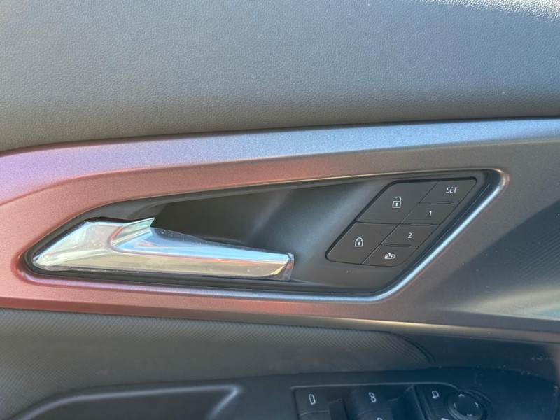 Chevrolet Equinox EV Vehicle Full-screen Gallery Image 12