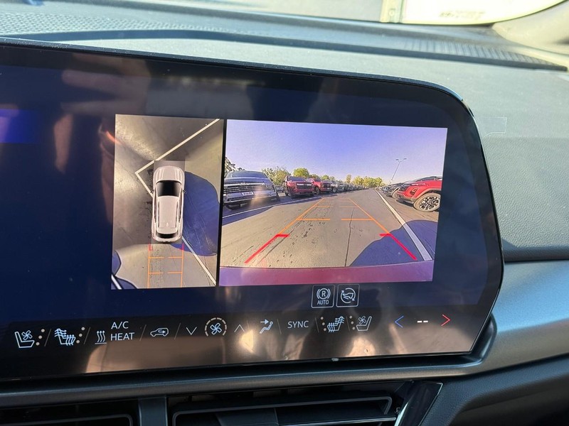 Chevrolet Equinox EV Vehicle Full-screen Gallery Image 17