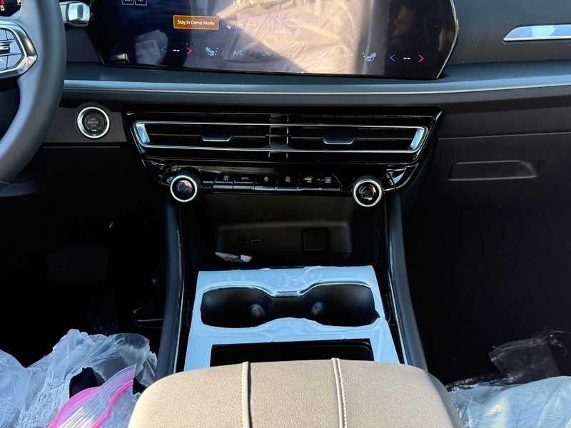 Chevrolet Traverse Vehicle Full-screen Gallery Image 10