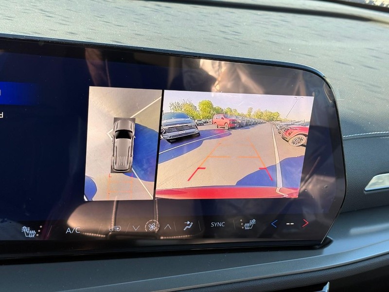 Chevrolet Traverse Vehicle Full-screen Gallery Image 15