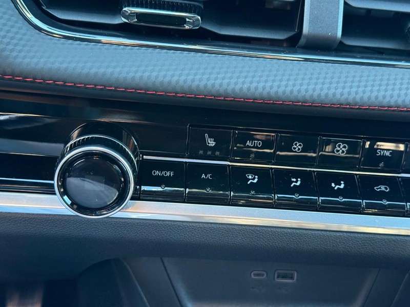 Chevrolet Equinox Vehicle Full-screen Gallery Image 14