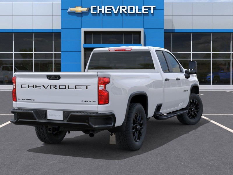 Chevrolet Silverado 2500HD Vehicle Full-screen Gallery Image 4