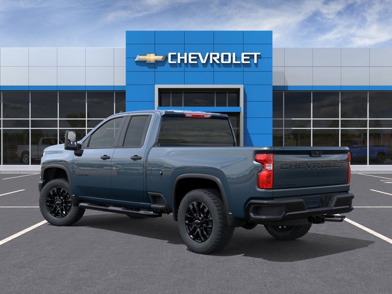 Chevrolet Silverado 2500HD Vehicle Full-screen Gallery Image 3