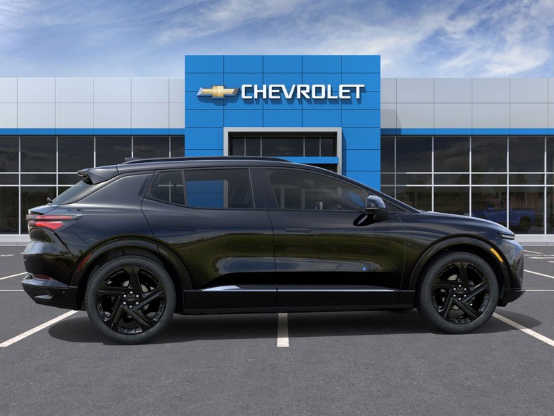 Chevrolet Equinox EV Vehicle Full-screen Gallery Image 5