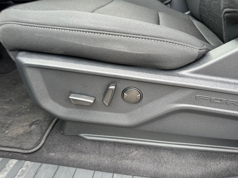 Ford F-150 Vehicle Full-screen Gallery Image 18