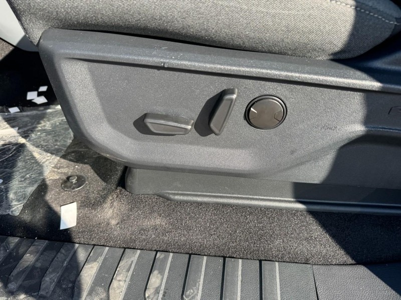 Ford F-150 Vehicle Full-screen Gallery Image 18