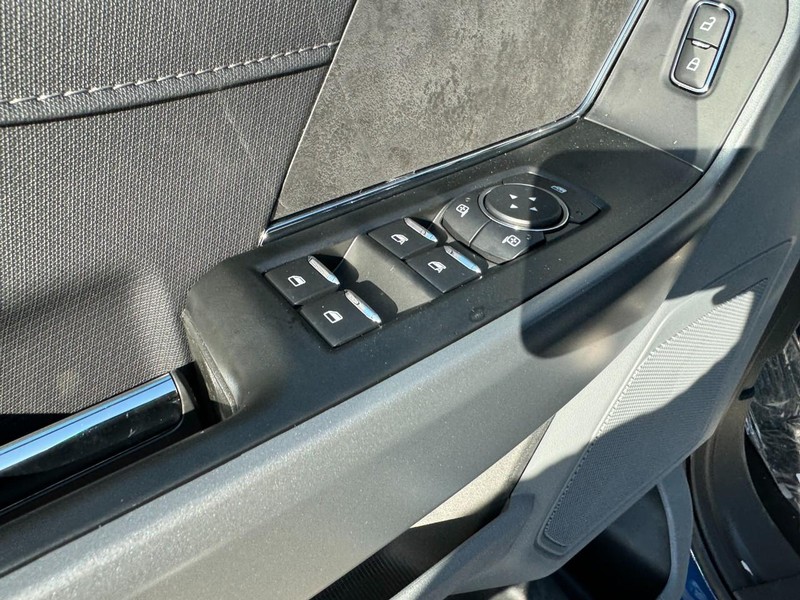 Ford F-150 Vehicle Full-screen Gallery Image 19