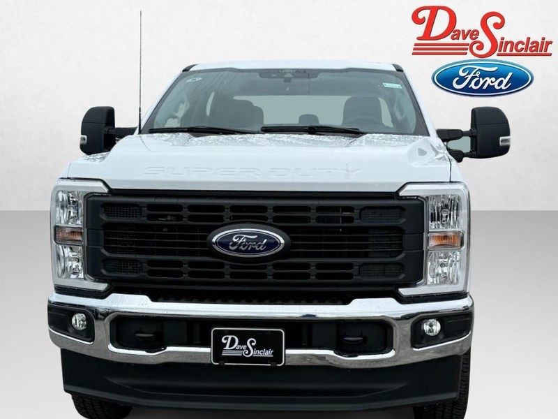 Ford Super Duty F-250 SRW Vehicle Full-screen Gallery Image 02