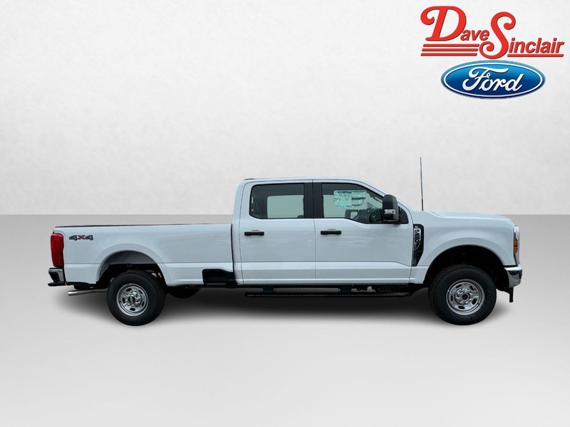 Ford Super Duty F-250 SRW Vehicle Full-screen Gallery Image 05