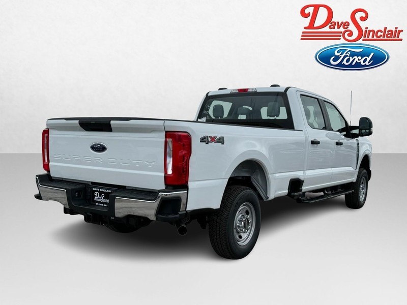 Ford Super Duty F-250 SRW Vehicle Full-screen Gallery Image 07