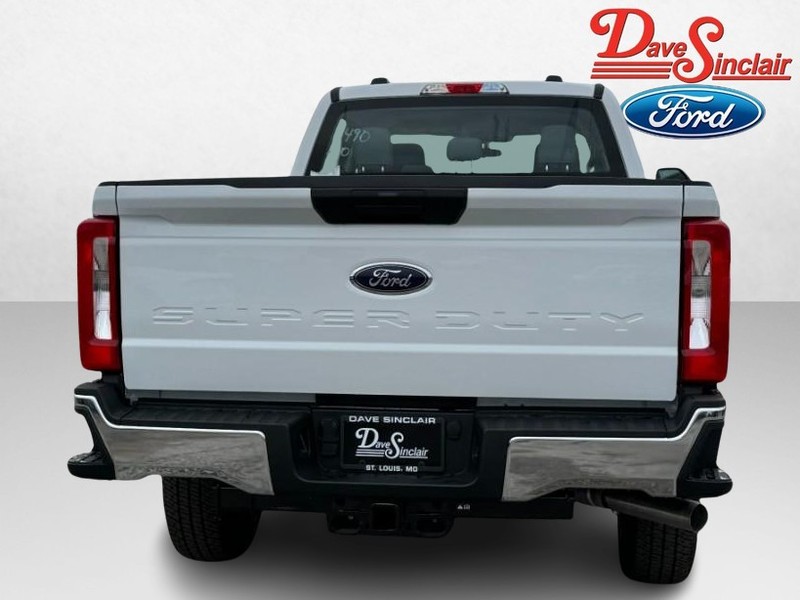 Ford Super Duty F-250 SRW Vehicle Full-screen Gallery Image 08