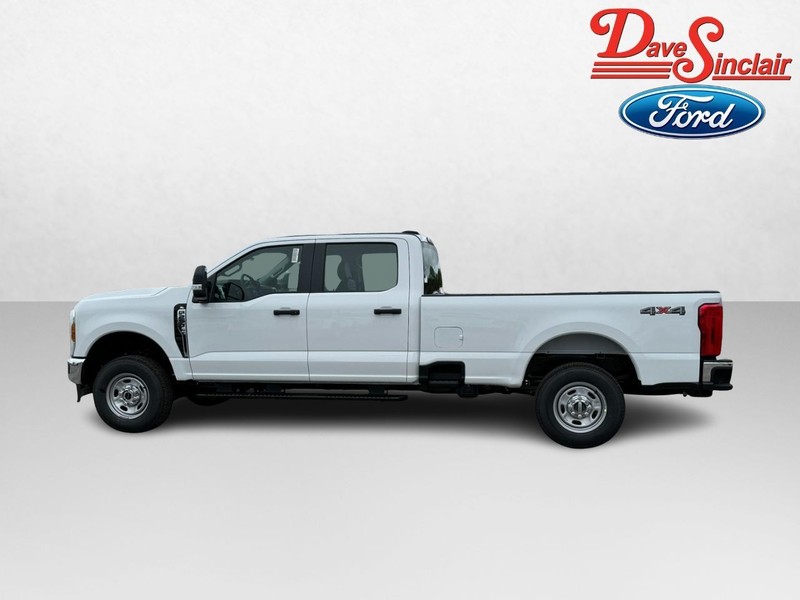 Ford Super Duty F-250 SRW Vehicle Full-screen Gallery Image 10