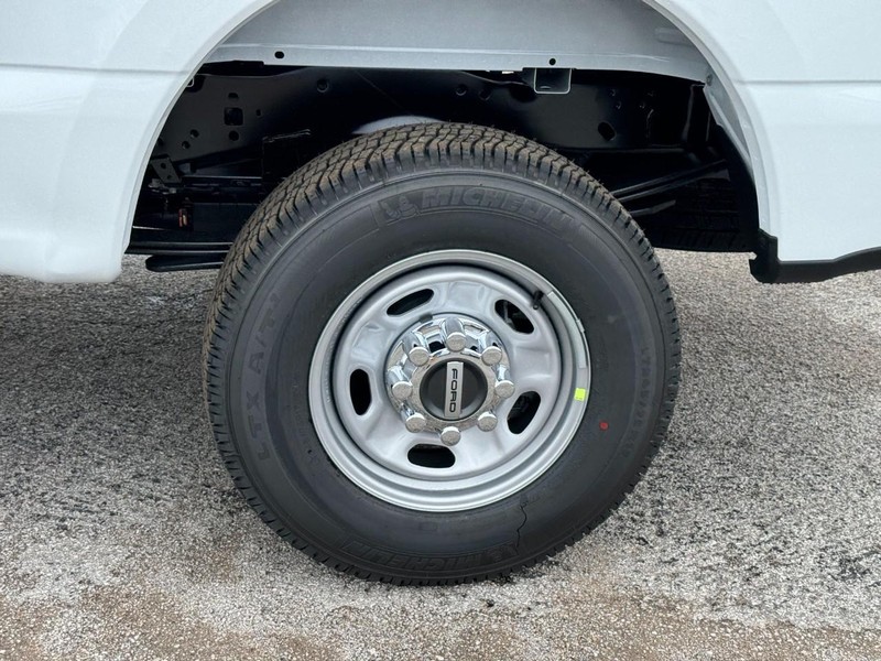 Ford Super Duty F-250 SRW Vehicle Full-screen Gallery Image 11